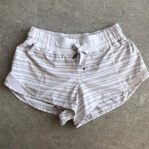 EUC Lululemon Hotty Hot Shorts Size 6- 2.5”